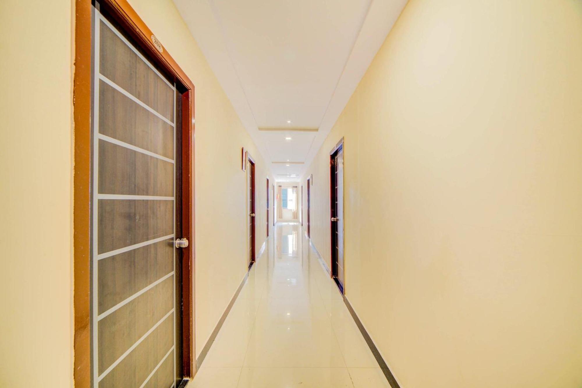 Super Hotel O White Ridge Sururnagar Экстерьер фото
